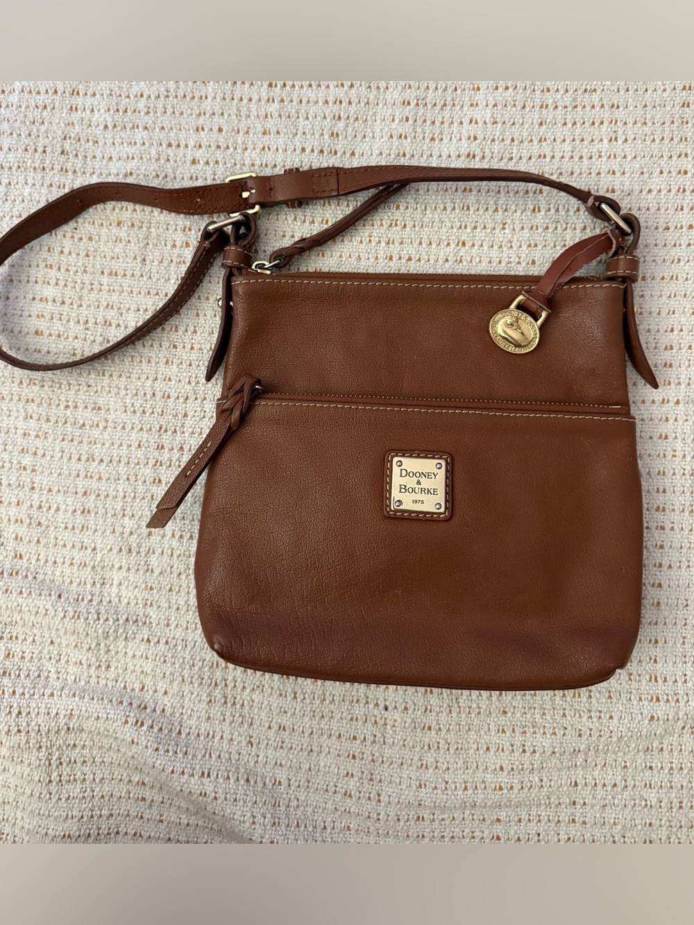 Dooney & Bourke Pebble Grain Letter Carrier Crossbody Bag EUC